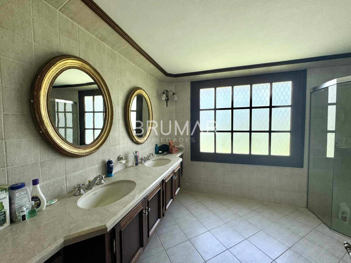 Casa ID.417 - Venta de casa de cuatro dormitorios Playa Mansa