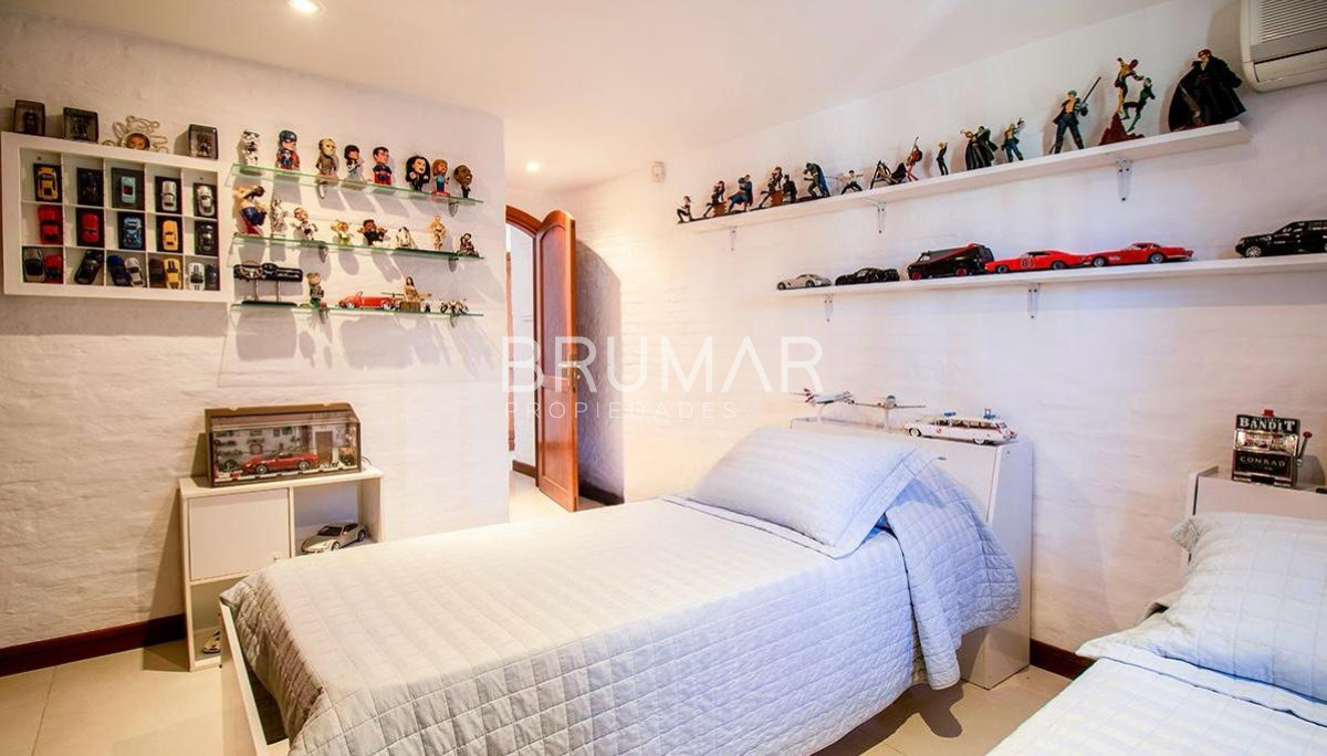 Casa ID.68 - Venta casa en Pinares de 8 dormitorios.
