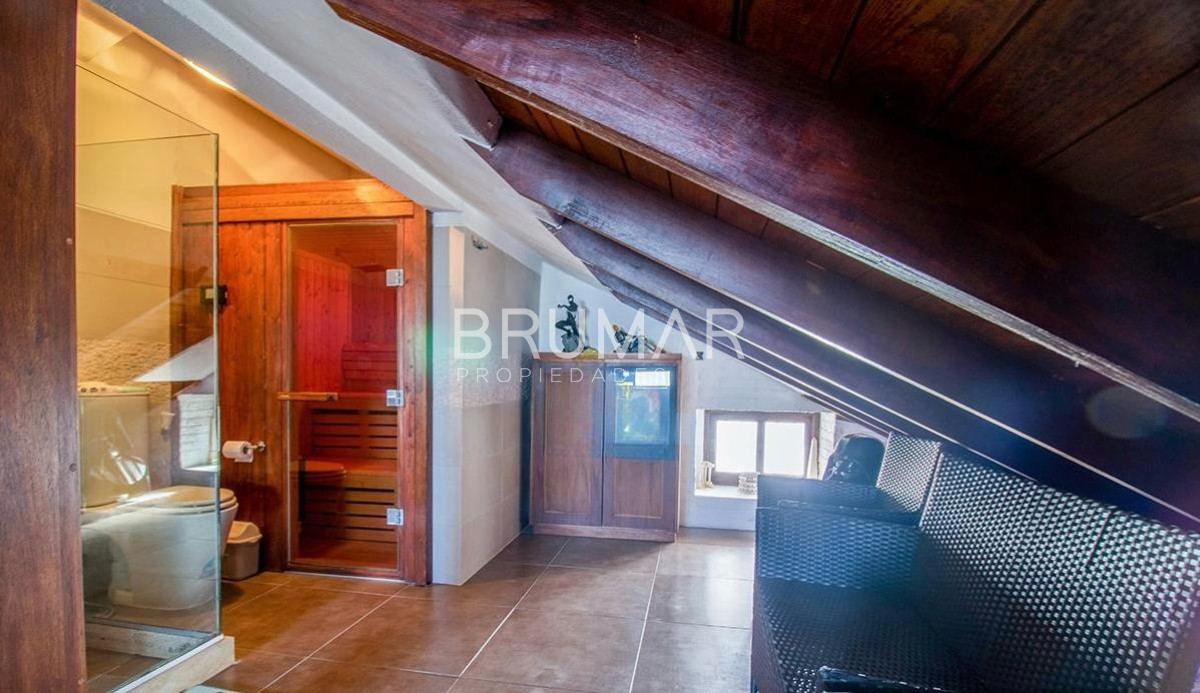 Casa ID.68 - Venta casa en Pinares de 8 dormitorios.