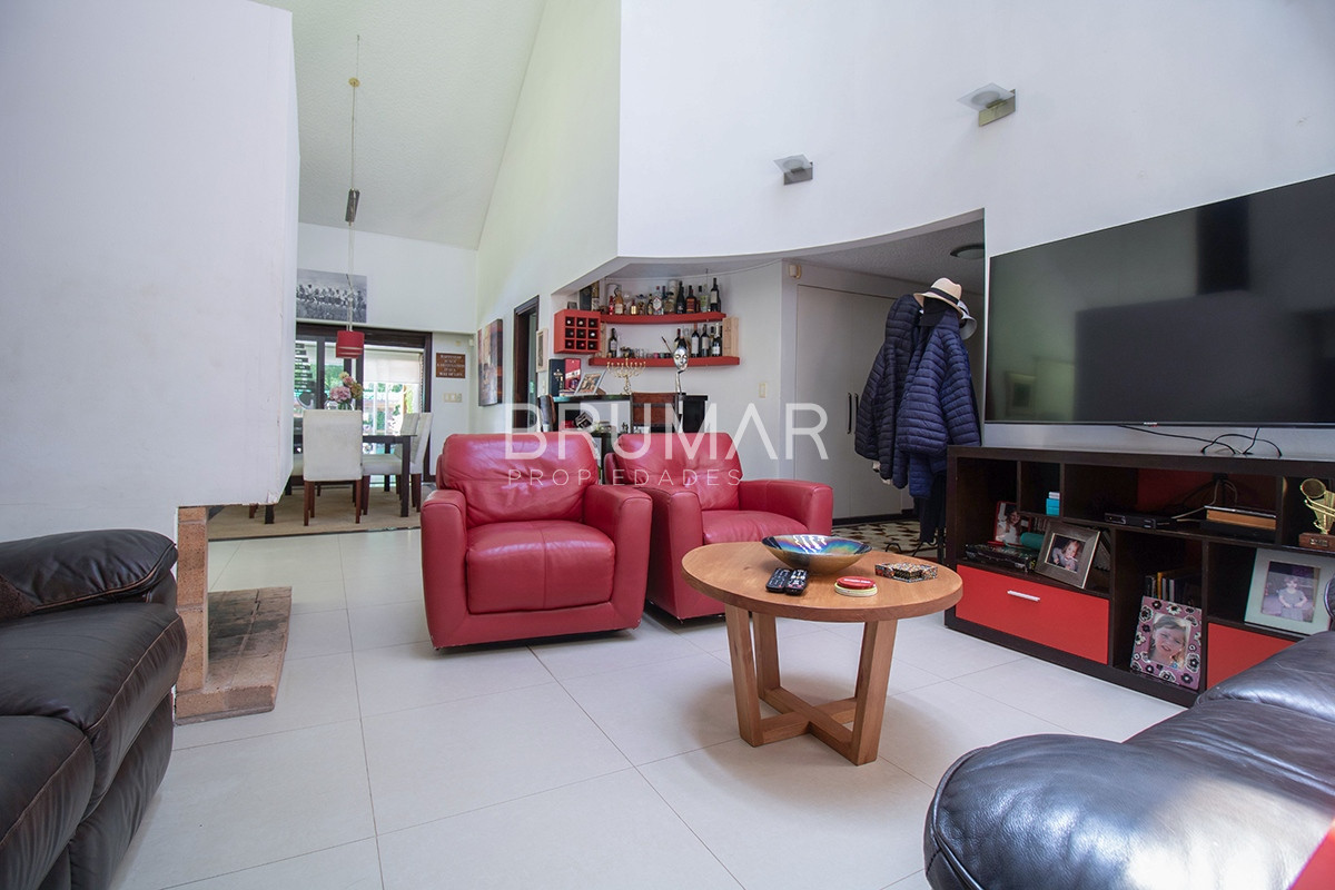 Casa ID.177 - Casa Venta 5 dormitorios Cantegril.