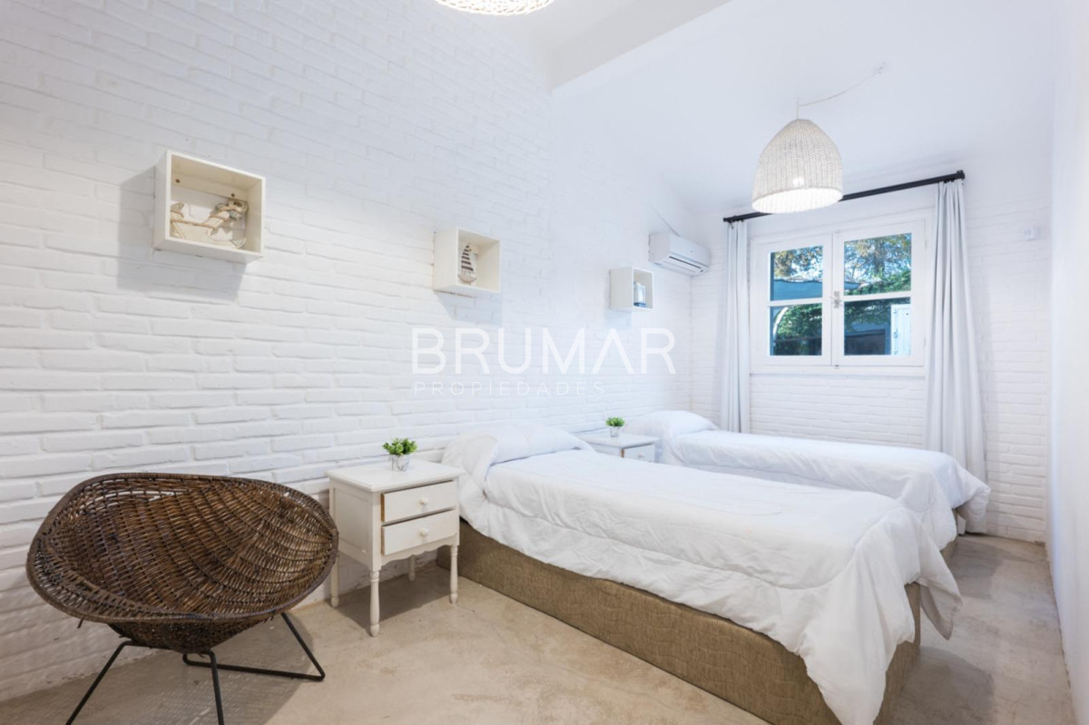 Casa ID.490 - Casa en Venta en Playa Mansa de tres Dormitorios 