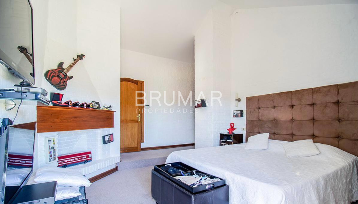 Casa ID.68 - Venta casa en Pinares de 8 dormitorios.