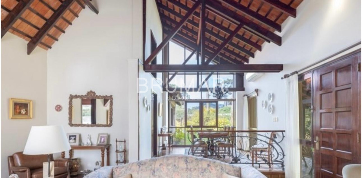 Casa ID.148 - Venta de casa 4 dormitorios con piscina y parrillero con casa de huéspedes
