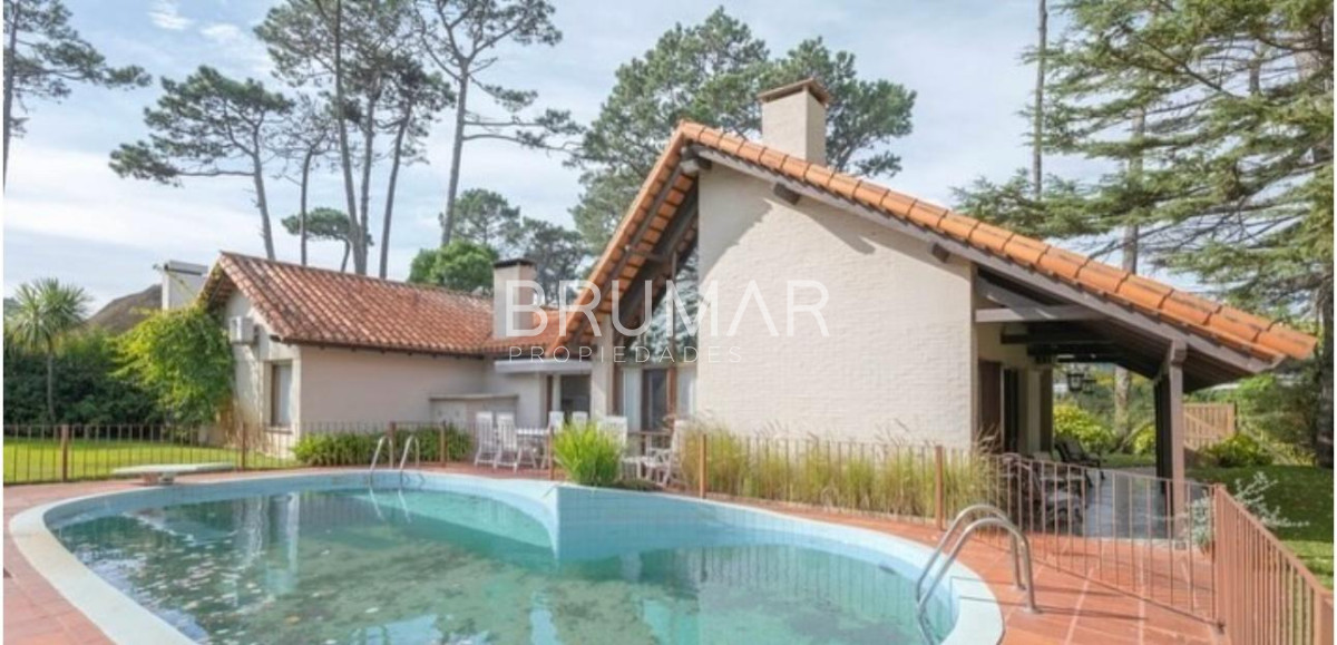 Casa ID.148 - Venta de casa 4 dormitorios con piscina y parrillero con casa de huéspedes
