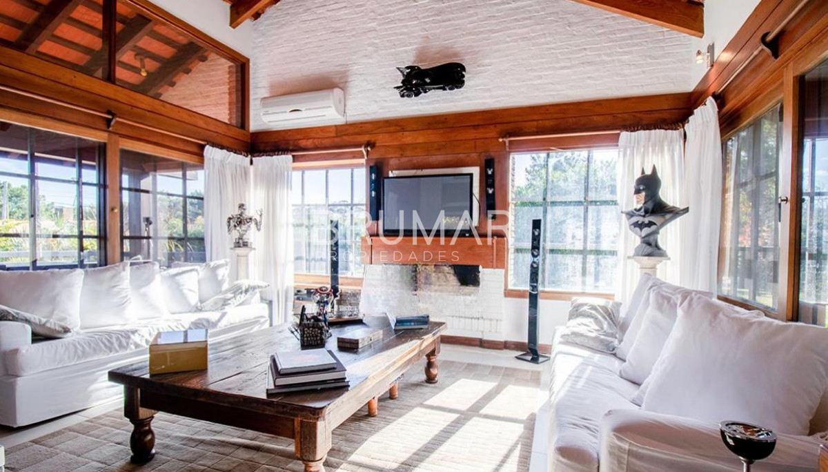 Casa ID.68 - Venta casa en Pinares de 8 dormitorios.