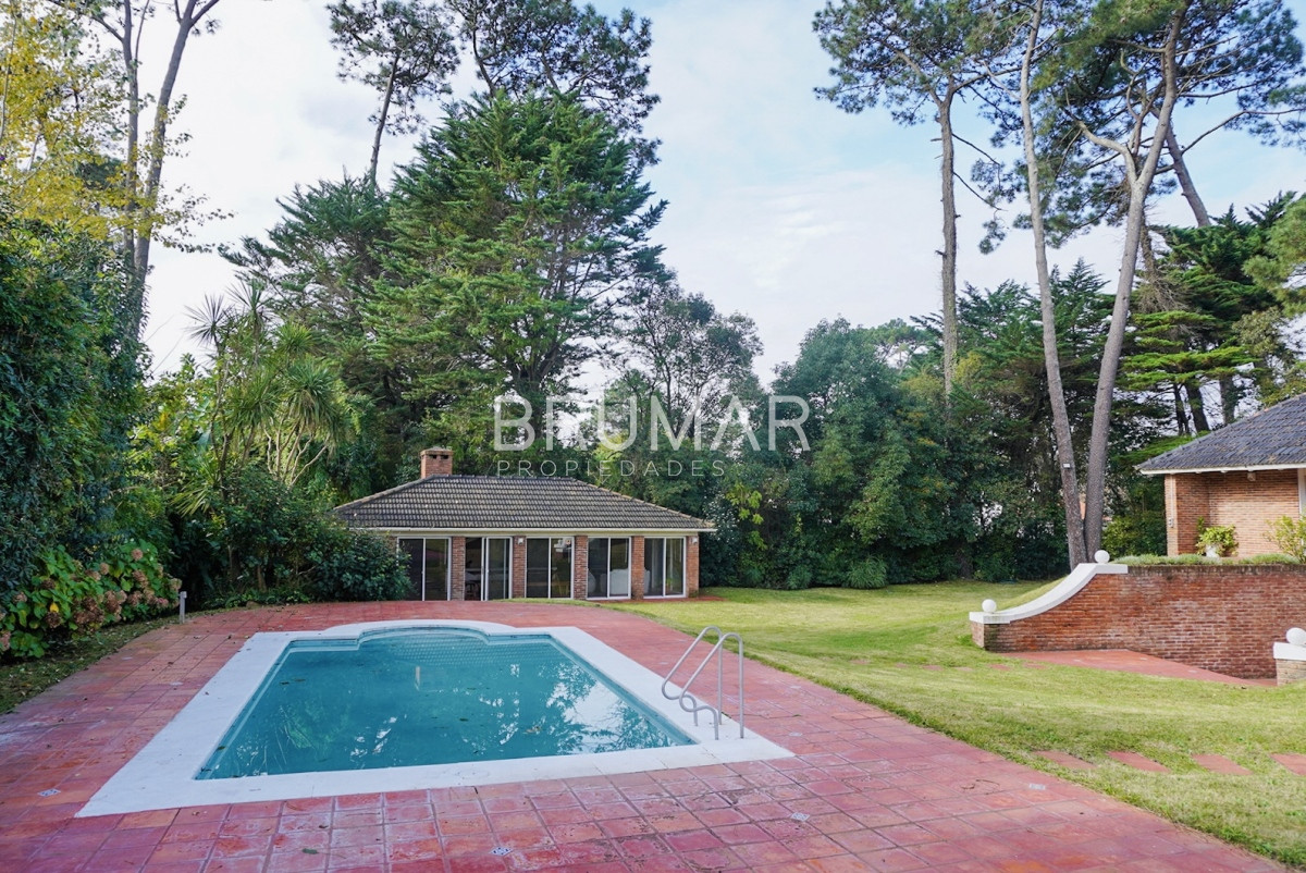 Casa ID.33 - Casa en zona exclusiva Cantegril, 4 dormitorios en suite, con excelente superficie.