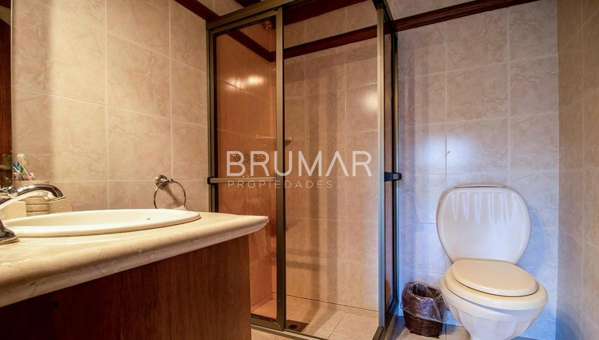 Casa ID.68 - Venta casa en Pinares de 8 dormitorios.
