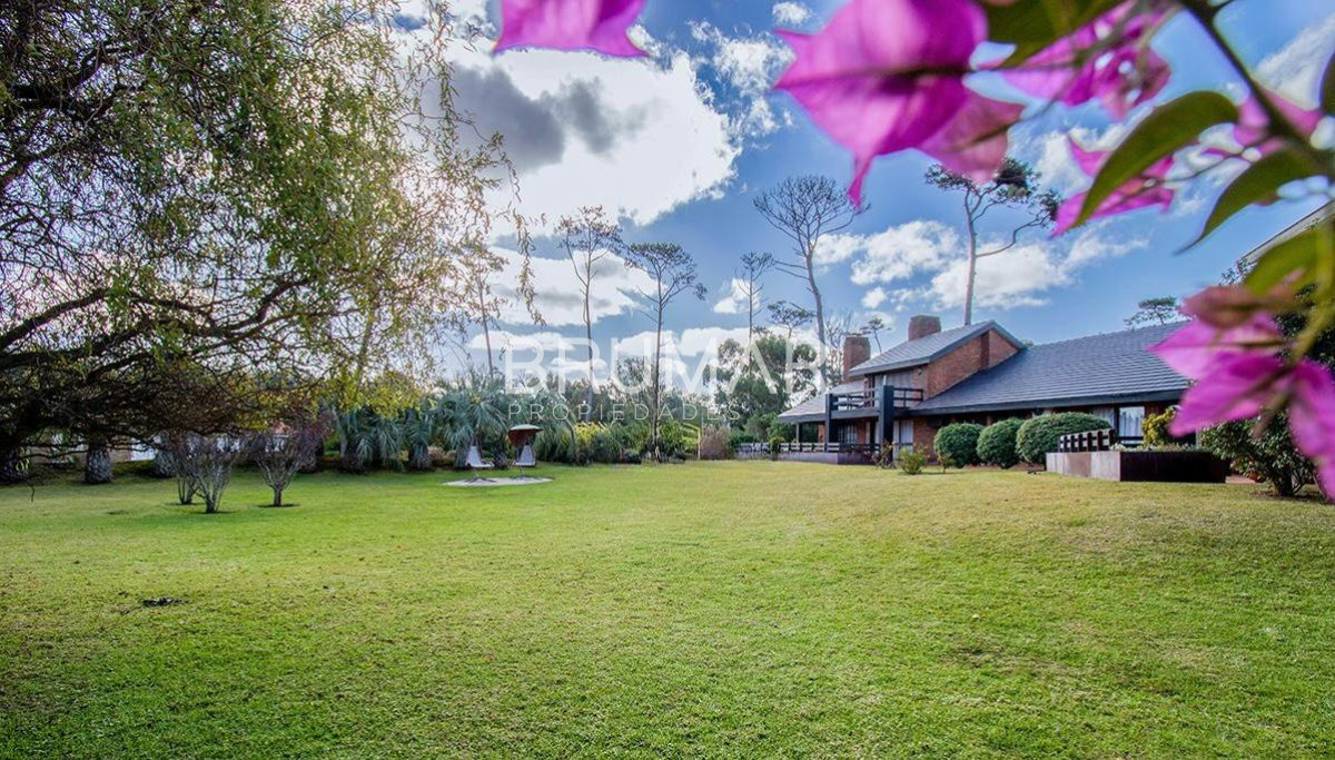 Casa ID.68 - Venta casa en Pinares de 8 dormitorios.