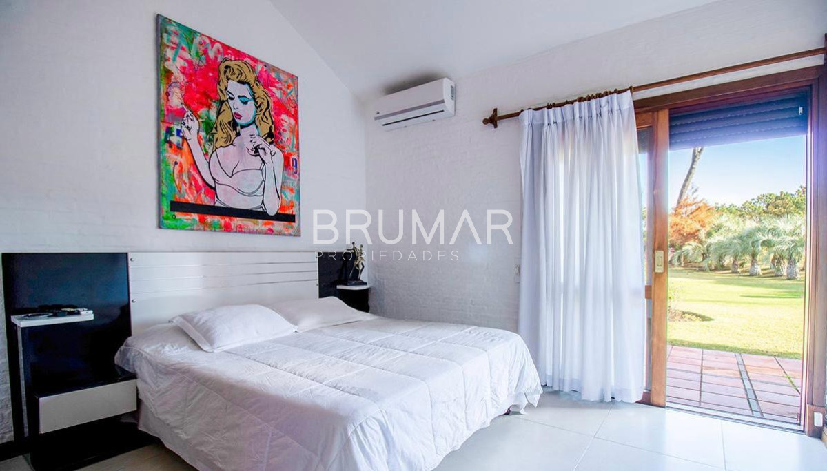 Casa ID.68 - Venta casa en Pinares de 8 dormitorios.