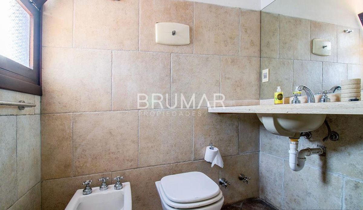 Casa ID.68 - Venta casa en Pinares de 8 dormitorios.