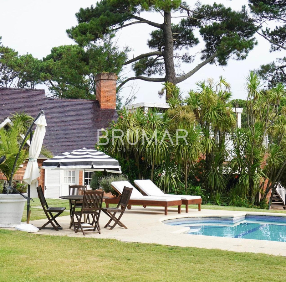 Casa ID.74 - Casa en venta en playa mansa 6 dormitorios y excelente orientación solar.