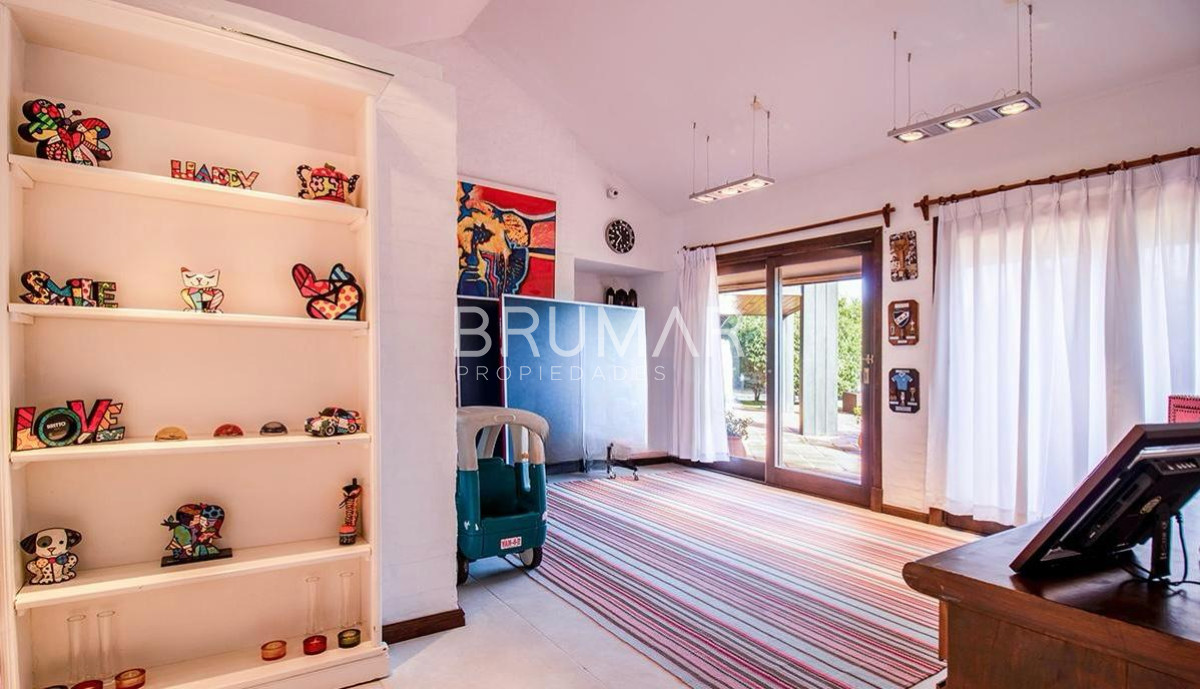 Casa ID.68 - Venta casa en Pinares de 8 dormitorios.