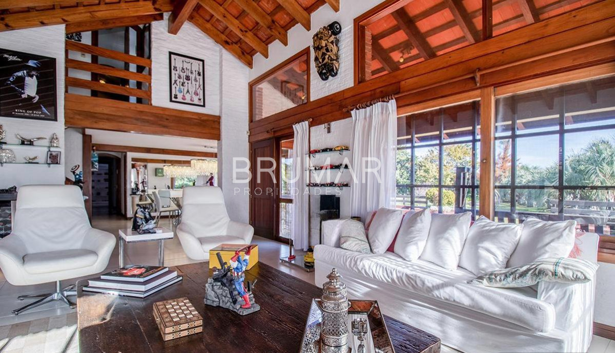 Casa ID.68 - Venta casa en Pinares de 8 dormitorios.