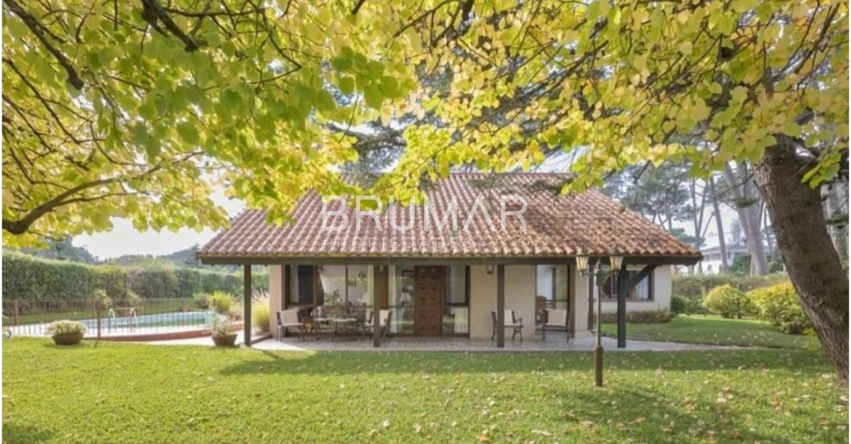 Casa ID.148 - Venta de casa 4 dormitorios con piscina y parrillero con casa de huéspedes