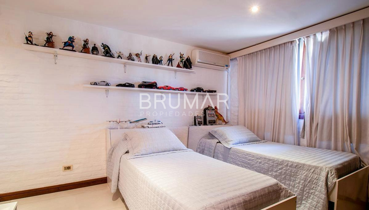 Casa ID.68 - Venta casa en Pinares de 8 dormitorios.