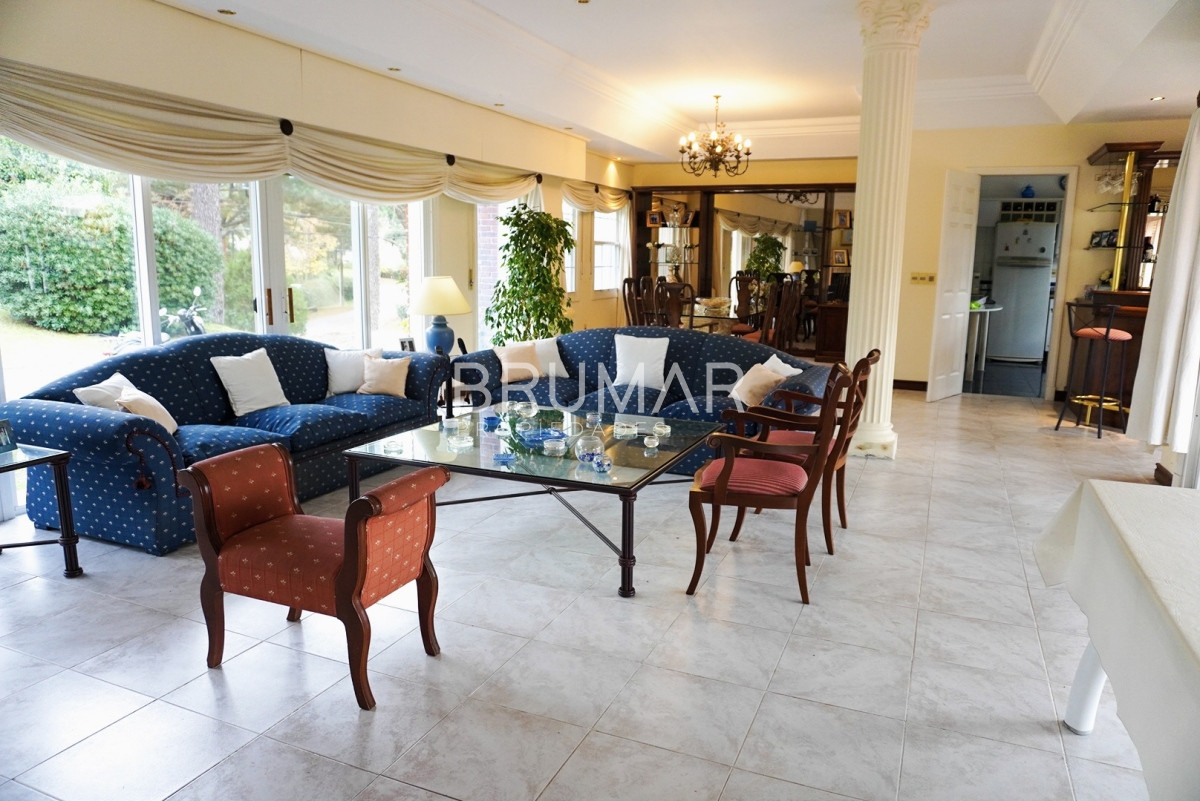 Casa ID.33 - Casa en zona exclusiva Cantegril, 4 dormitorios en suite, con excelente superficie.