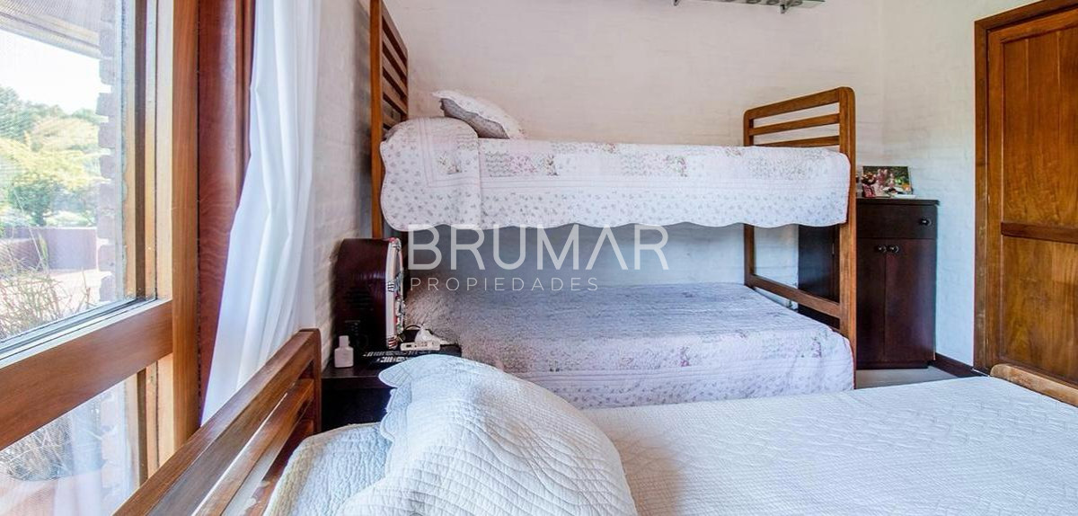 Casa ID.68 - Venta casa en Pinares de 8 dormitorios.