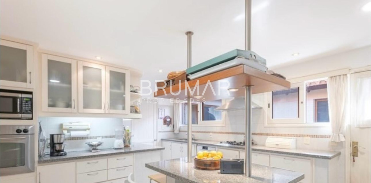 Casa ID.148 - Venta de casa 4 dormitorios con piscina y parrillero con casa de huéspedes