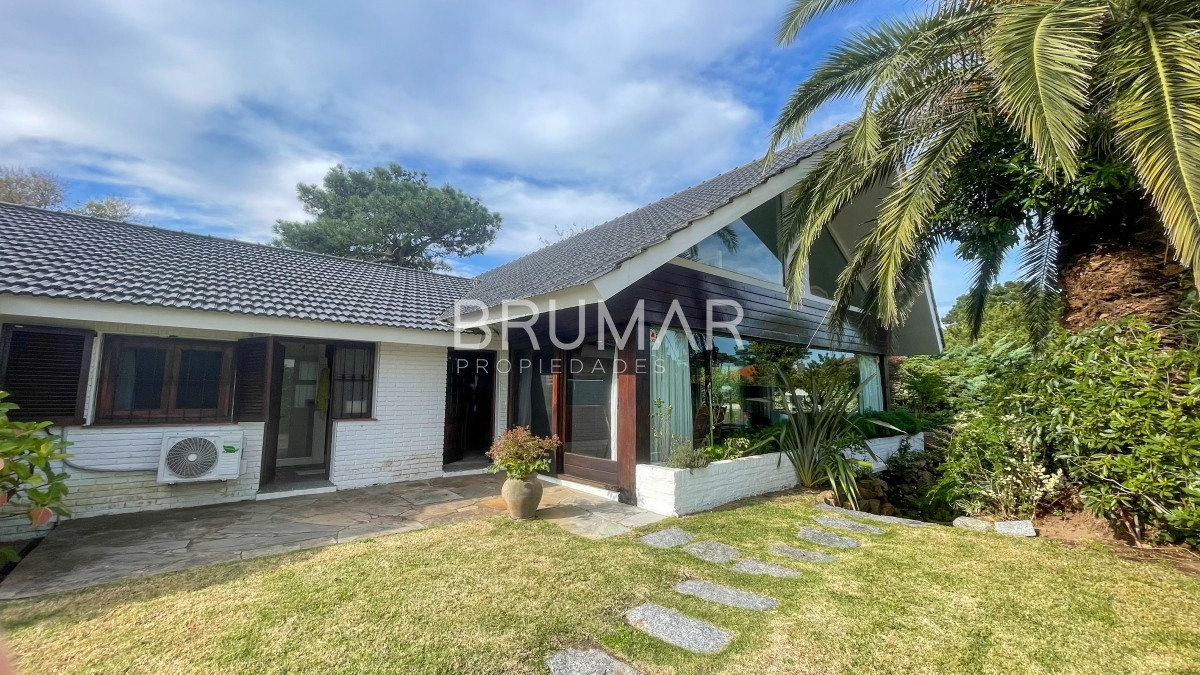 Casa ID.26 - Playa mansa a pasos del mar con parrillero amplio y piscina.