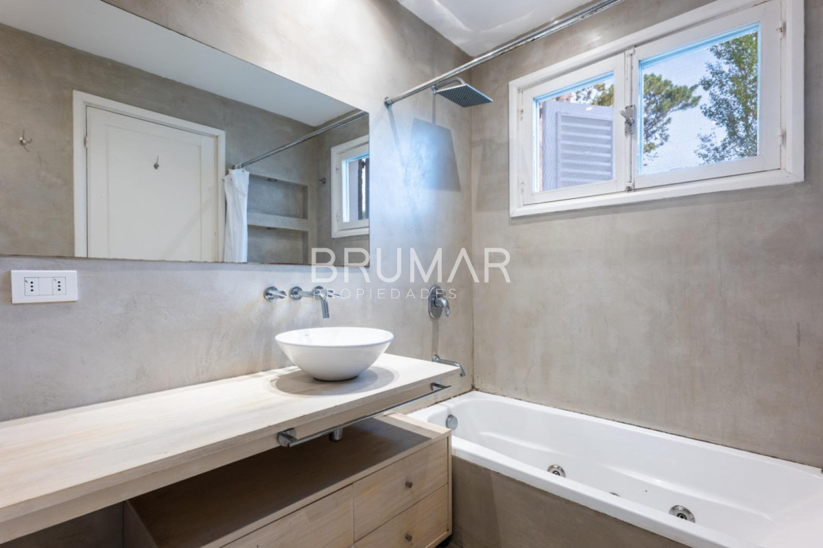 Casa ID.490 - Casa en Venta en Playa Mansa de tres Dormitorios 