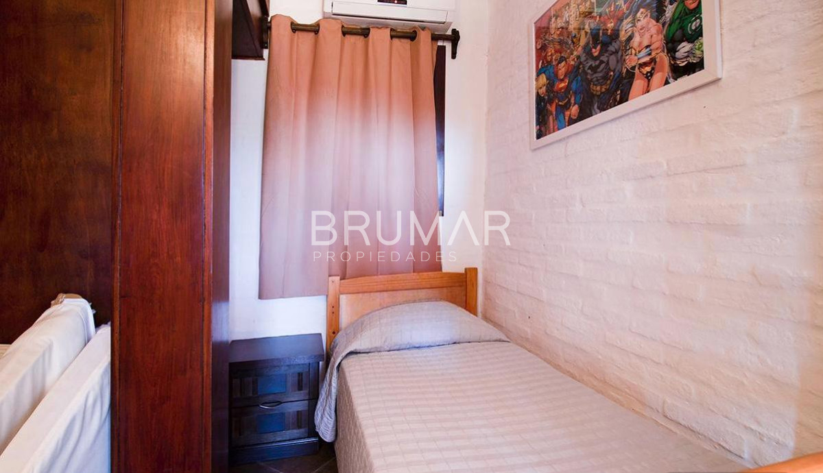 Casa ID.68 - Venta casa en Pinares de 8 dormitorios.