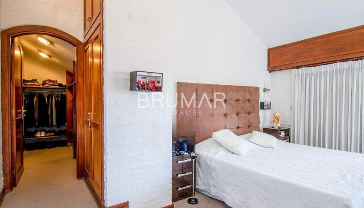Casa ID.68 - Venta casa en Pinares de 8 dormitorios.