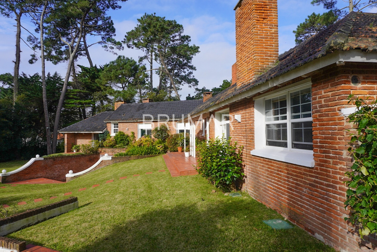 Casa ID.33 - Casa en zona exclusiva Cantegril, 4 dormitorios en suite, con excelente superficie.