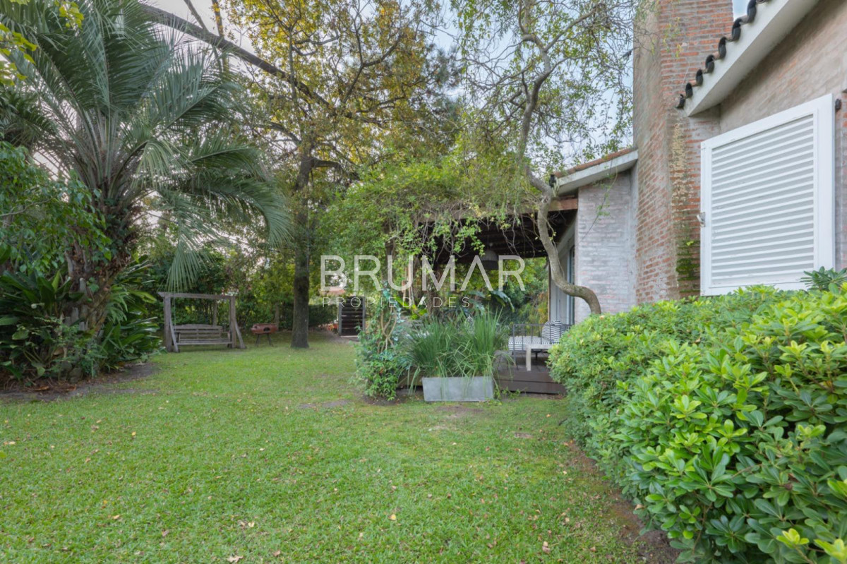 Casa ID.490 - Casa en Venta en Playa Mansa de tres Dormitorios 