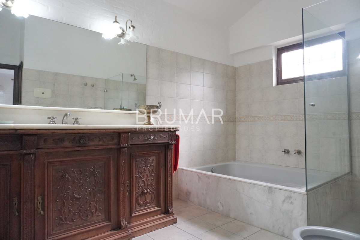 Casa ID.26 - Playa mansa a pasos del mar con parrillero amplio y piscina.