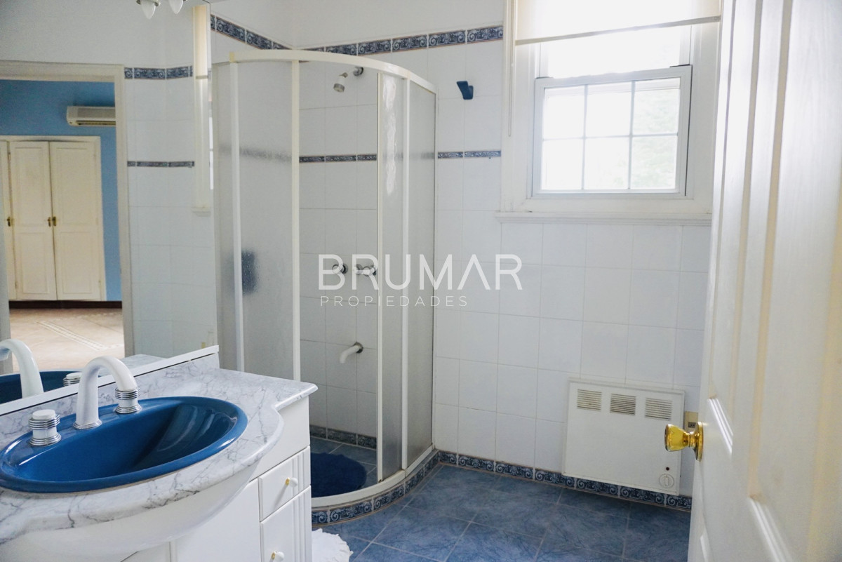 Casa ID.33 - Casa en zona exclusiva Cantegril, 4 dormitorios en suite, con excelente superficie.
