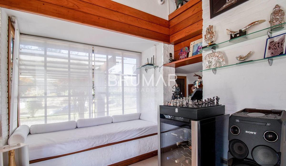 Casa ID.68 - Venta casa en Pinares de 8 dormitorios.