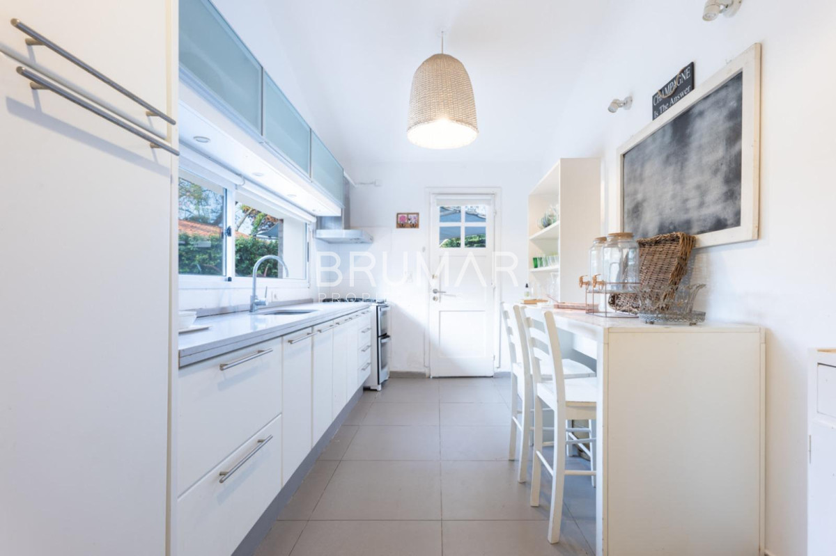 Casa ID.490 - Casa en Venta en Playa Mansa de tres Dormitorios 
