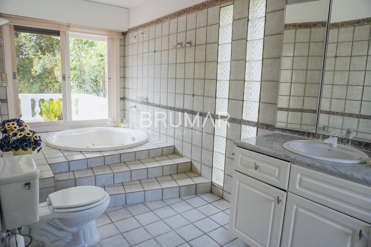 Casa ID.33 - Casa en zona exclusiva Cantegril, 4 dormitorios en suite, con excelente superficie.