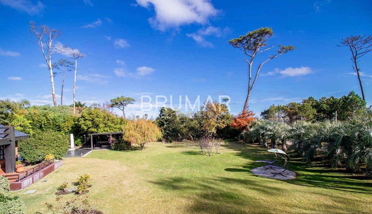 Casa ID.68 - Venta casa en Pinares de 8 dormitorios.