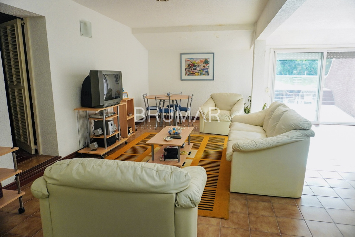Casa ID.33 - Casa en zona exclusiva Cantegril, 4 dormitorios en suite, con excelente superficie.