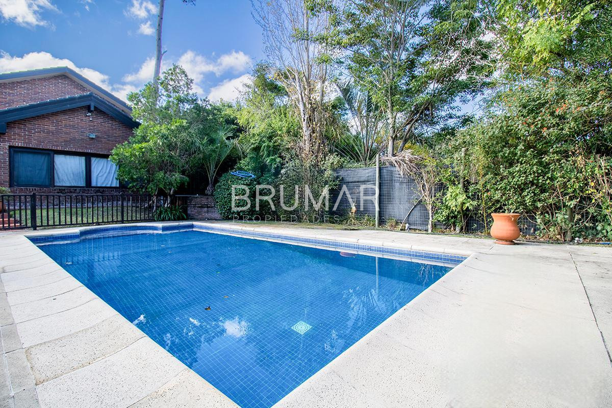Casa ID.68 - Venta casa en Pinares de 8 dormitorios.