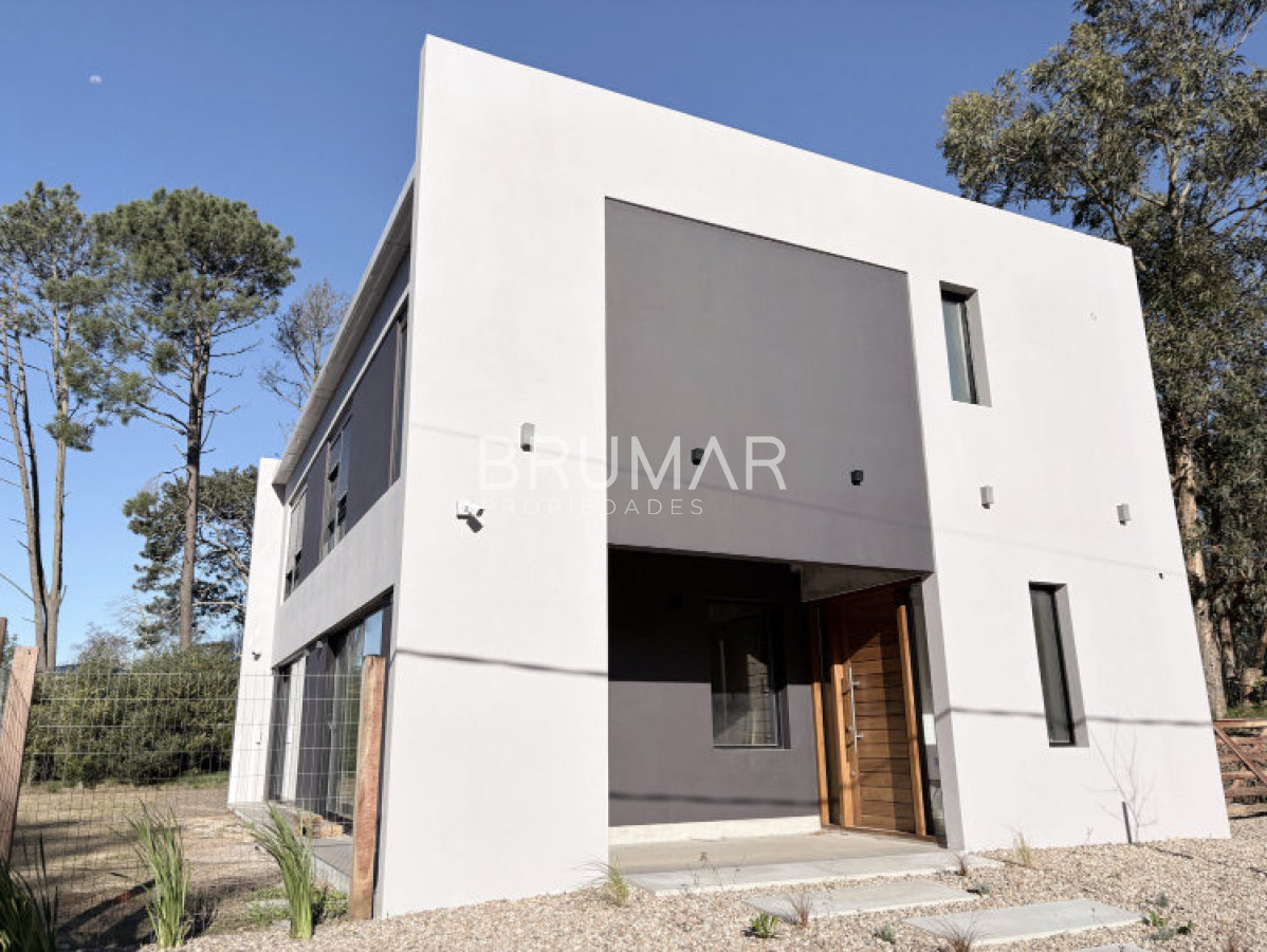 Casa ID.960 - Alquiler anual 3 dormitorios sin muebles 