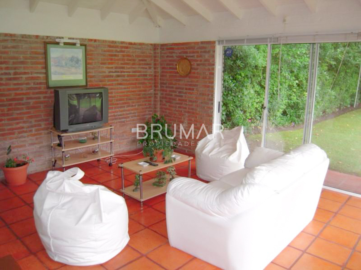 Casa ID.33 - Casa en zona exclusiva Cantegril, 4 dormitorios en suite, con excelente superficie.
