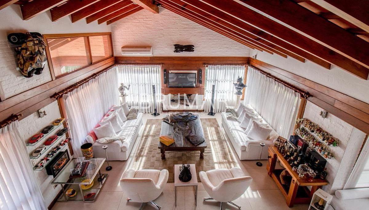 Casa ID.68 - Venta casa en Pinares de 8 dormitorios.