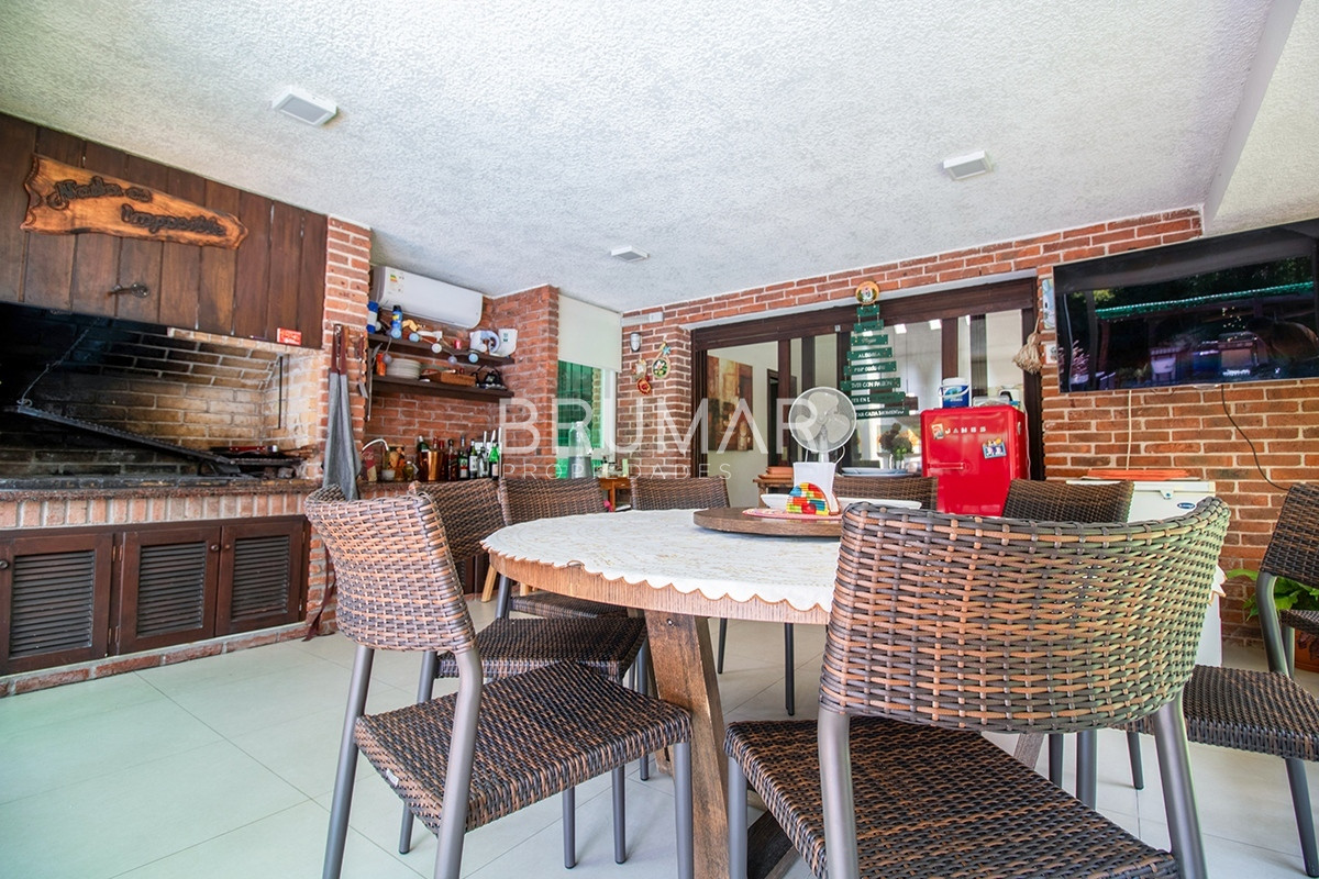 Casa ID.177 - Casa Venta 5 dormitorios Cantegril.