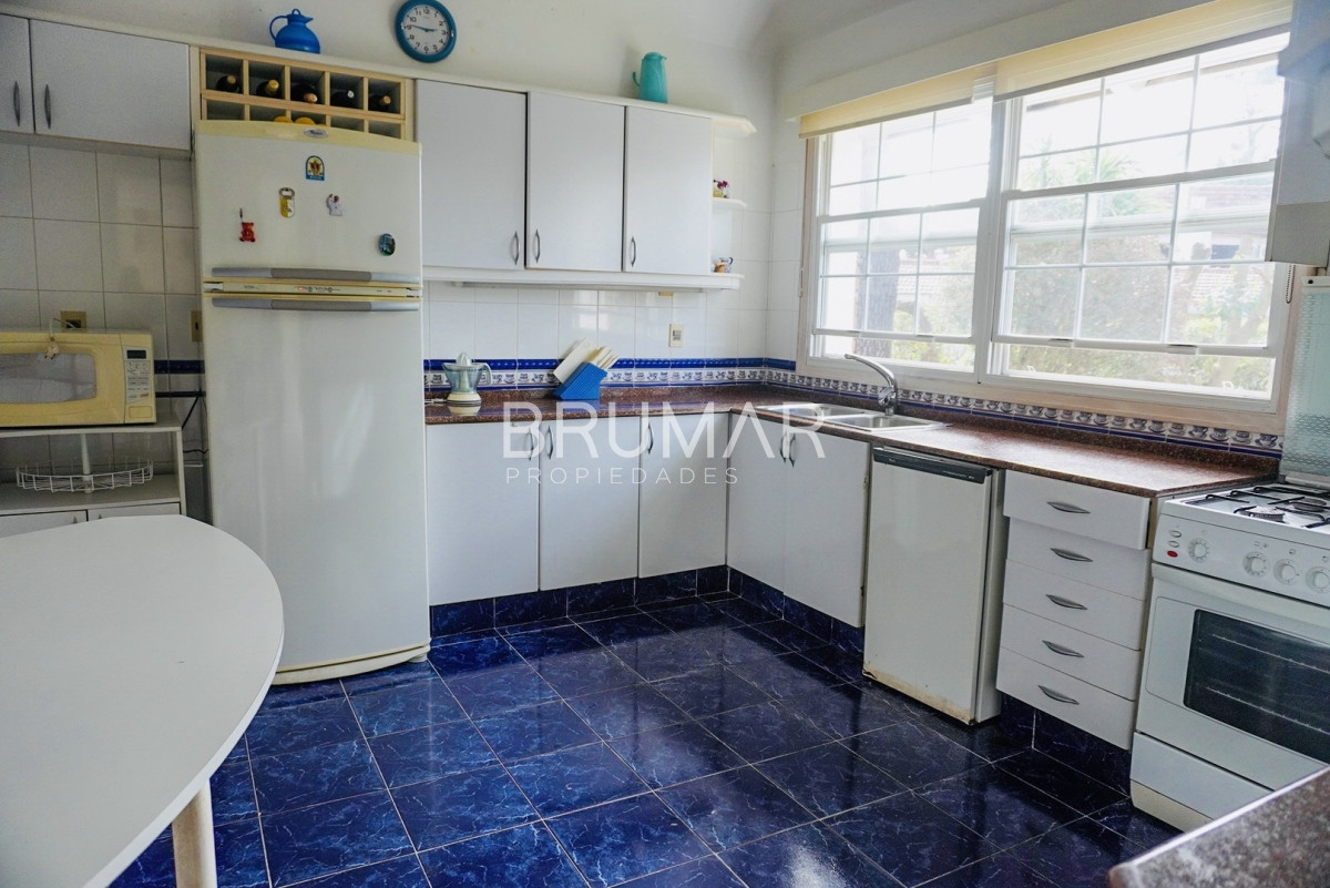 Casa ID.33 - Casa en zona exclusiva Cantegril, 4 dormitorios en suite, con excelente superficie.