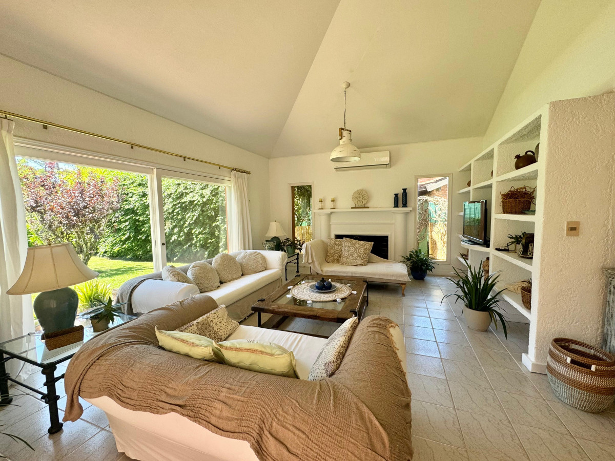 Venta de casa gran terreno a pasos del mar