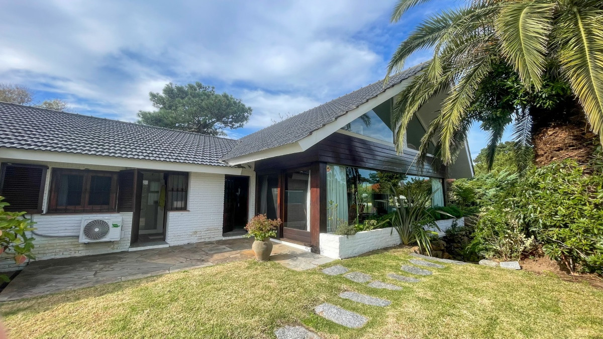 Venta casa playa mansa con parrillero amplio y piscina.