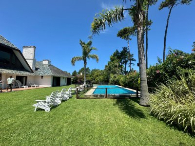 Venta de casa de cuatro dormitorios Playa Mansa