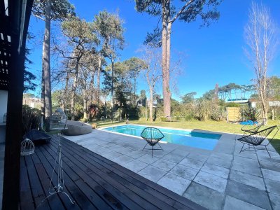 Casa en Venta en Playa Mansa de tres Dormitorios 