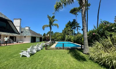 Venta de casa de cuatro dormitorios Playa Mansa