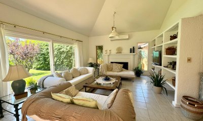 Venta de casa gran terreno a pasos del mar