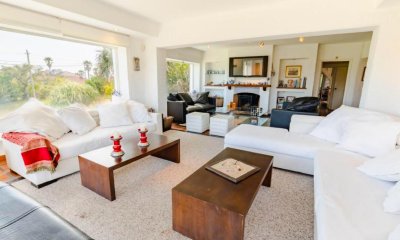 Venta de casa 6 dormitorios a una cuadra del mar
