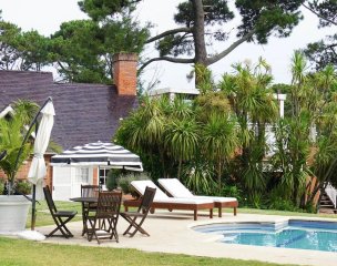 Casa en venta en playa mansa 6 dormitorios y excelente orientación solar.