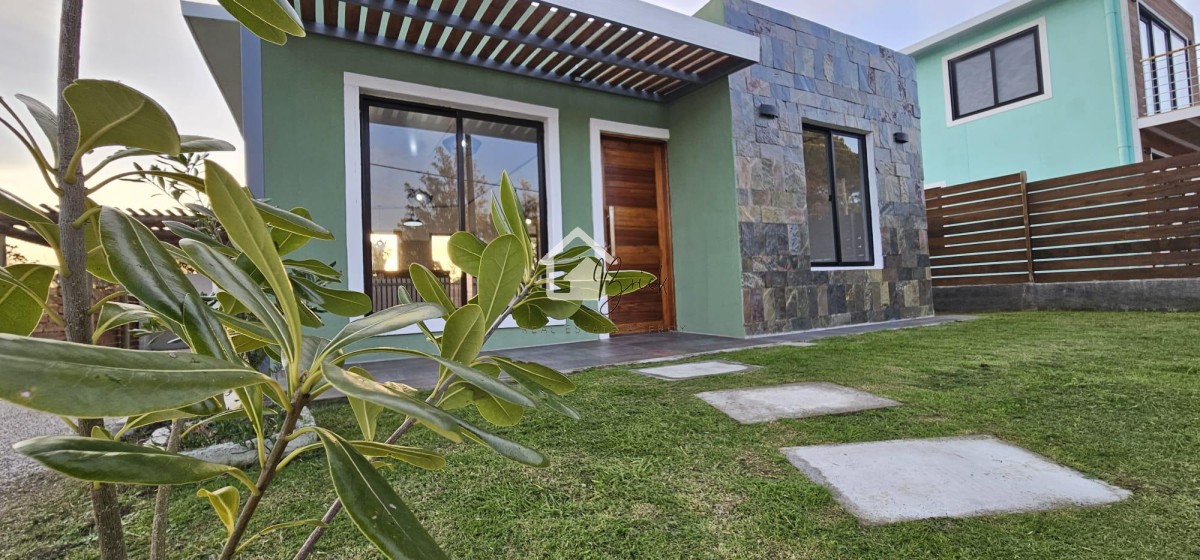 Casa en  venta de 2 dormitorios con piscina a estrenar en Balneario Las Flores - Maldonado